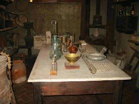 Arbeitstisch eines Alchimisten